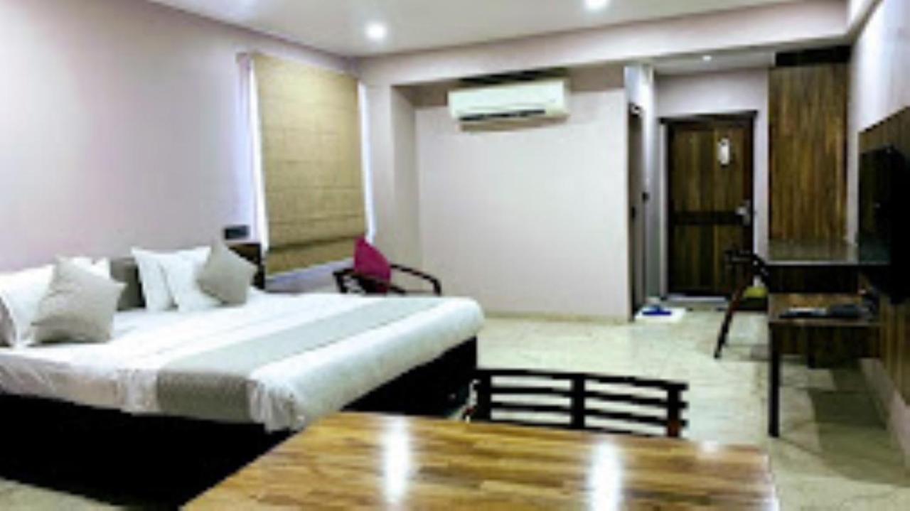 Hotel Radhe Ānand Esterno foto